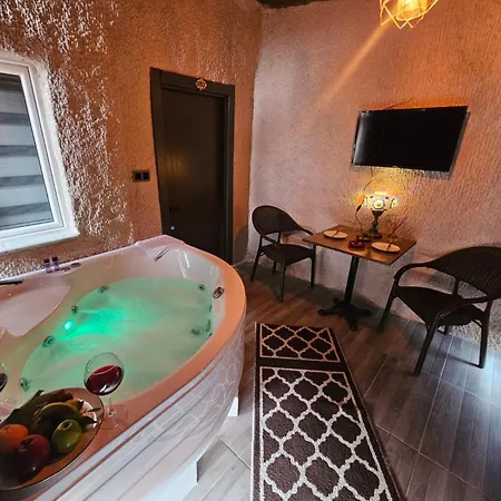 Hotel Novela In Stone House *